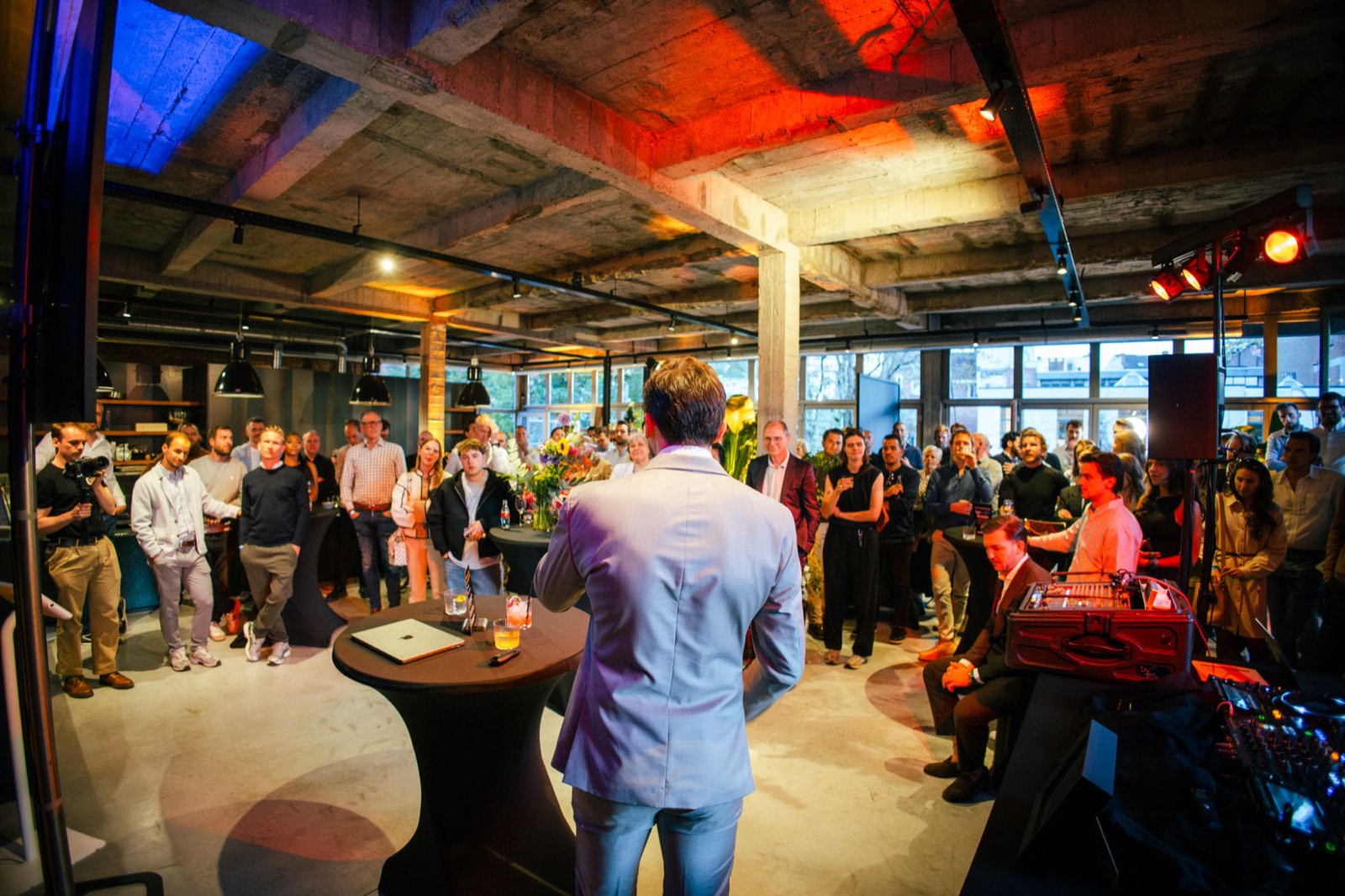 Een spreker voor een volle zaal tijdens een event van Stigo