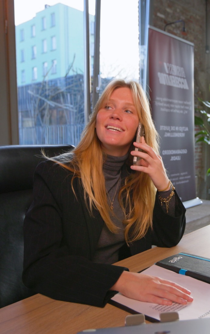 Project Succes Manager van Stigo aan de telefoon met een klant
