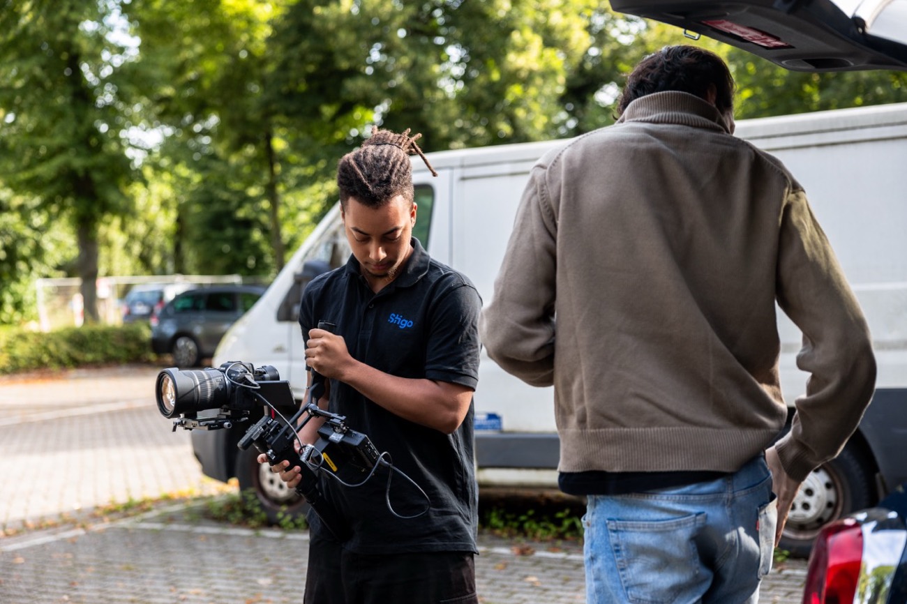 Een videograaf maakt een camera klaar voor een shoot