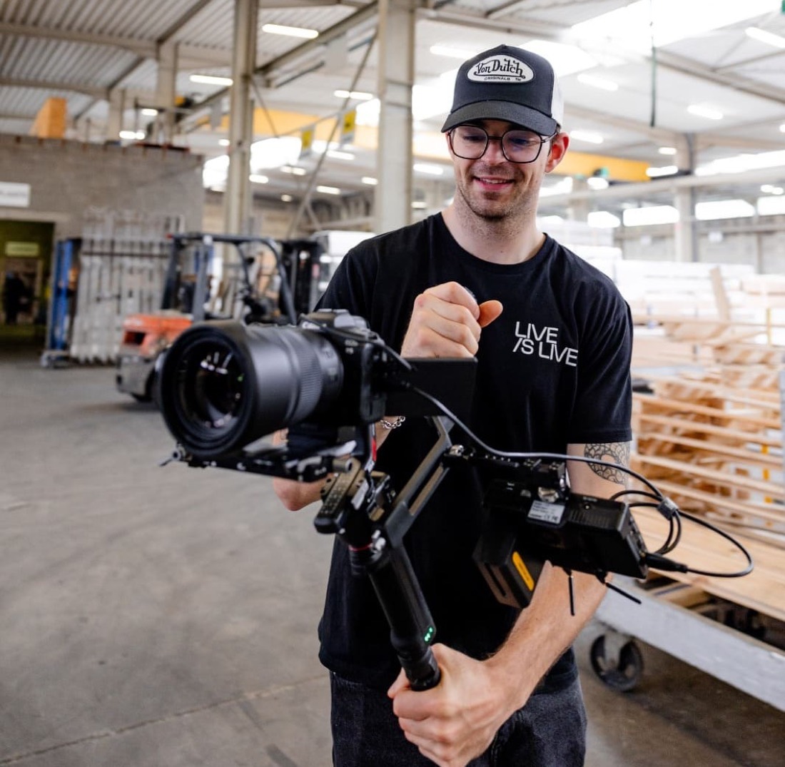 Videograaf van Stigo met een camera op een gimbal tijdens een shoot