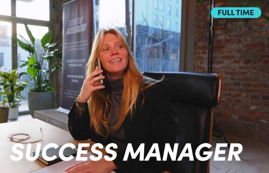 Project Succes Manager van Stigo aan de telefoon op kantoor
