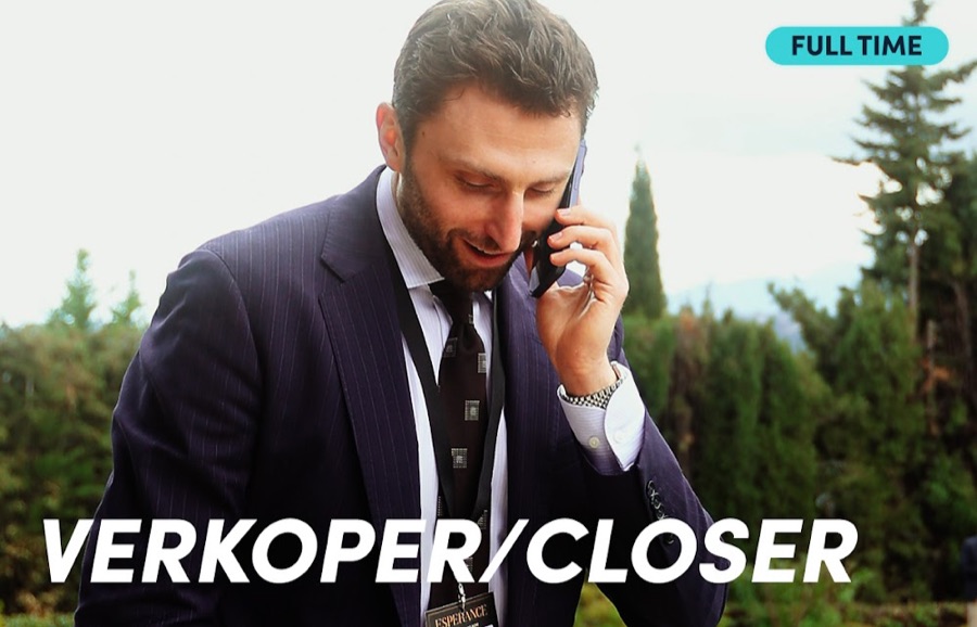 Een closer aan de telefoon met een klant
